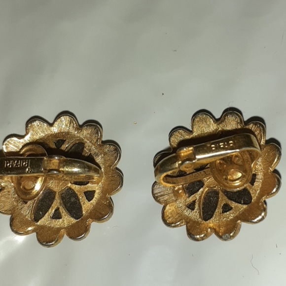 VTG Signed Trifari Clip Earrings - Picture 3 of 5